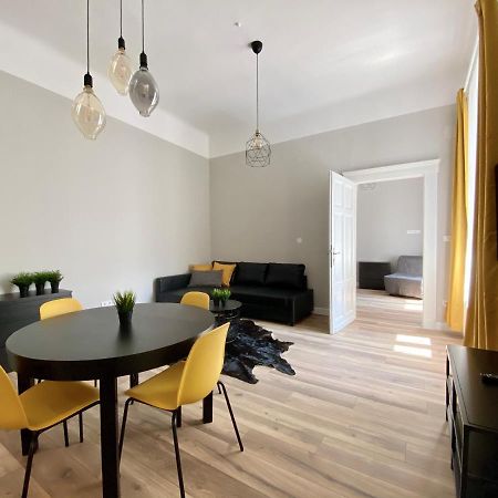 Standard Apartment By Hi5 - 2 Bedroom Suite In The Center Budapest Esterno foto