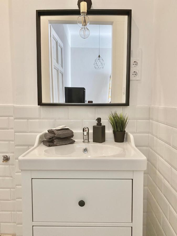 Standard Apartment By Hi5 - 2 Bedroom Suite In The Center Budapest Esterno foto