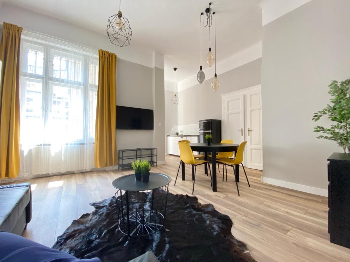Standard Apartment By Hi5 - 2 Bedroom Suite In The Center Budapest Esterno foto